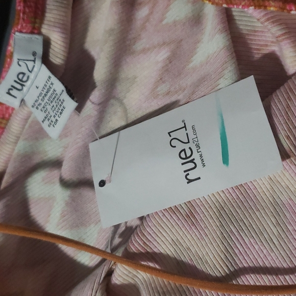 RUE 21 CROP TOP L - Picture 7 of 7